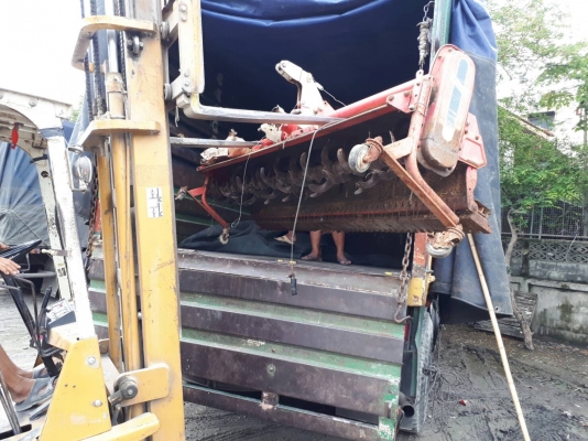 tractor-backhoe ส่งโรตารี่ขึ้นรถขนส่งสินค้า ให้ลูกค้าอุบลราชธานี่ ที่ขนส่ง สาย 2 ครับ