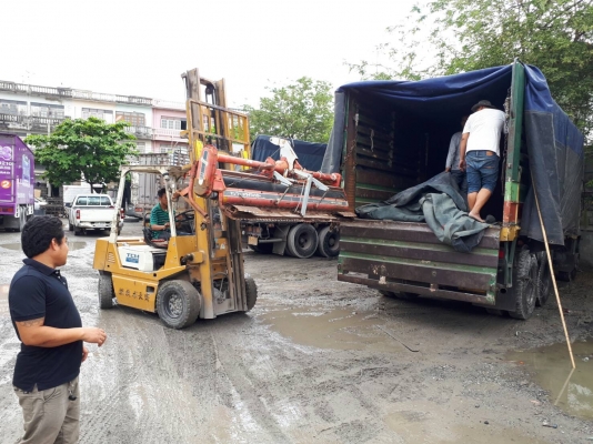 tractor-backhoe ส่งโรตารี่ขึ้นรถขนส่งสินค้า ให้ลูกค้าอุบลราชธานี่ ที่ขนส่ง สาย 2 ครับ