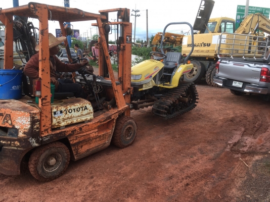 จัดส่งไปอีกตัวครับ รถไถนา แบบแทรคตะขาบ สามเหลียม เก่าญี่ปุ่น พร้อมใช้งาน