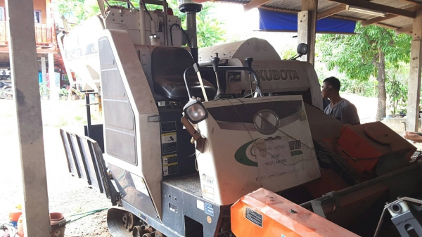 ขายรถเกี่ยวข้าว DC 60 รถปี 54 ใช้งาน 1500 ชม รถป้ายแดงมือเดียว ขายรถเกี่ยวข้าว DC 60 รถปี 54 ใช้งาน 1500 ชม รถป้ายแดงมือเดียว