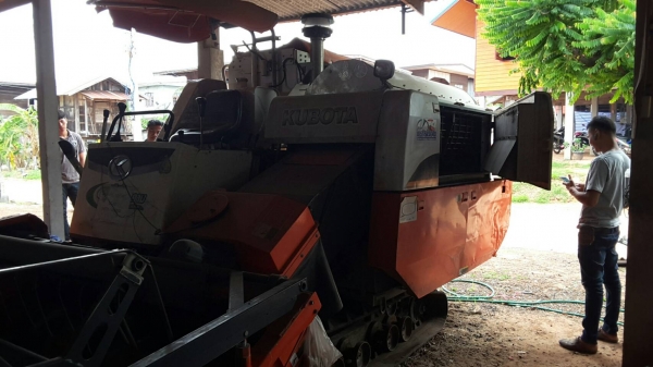 ขายรถเกี่ยวข้าว DC 60 รถปี 54 ใช้งาน 1500 ชม รถป้ายแดงมือเดียว ขายรถเกี่ยวข้าว DC 60 รถปี 54 ใช้งาน 1500 ชม รถป้ายแดงมือเดียว