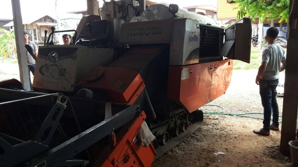 ขายรถเกี่ยวข้าว DC 60 รถปี 54 ใช้งาน 1500 ชม รถป้ายแดงมือเดียว