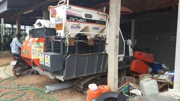 ขายรถเกี่ยวข้าว DC 60 รถปี 54 ใช้งาน 1500 ชม รถป้ายแดงมือเดียว ขายรถเกี่ยวข้าว DC 60 รถปี 54 ใช้งาน 1500 ชม รถป้ายแดงมือเดียว