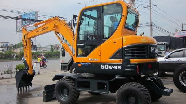 รถขุดล้อยาง ขนาด 5.5 ตัน Hyundai R 60W-9S รถขุดล้อยาง ขนาด 5.5 ตัน Hyundai R 60W-9S