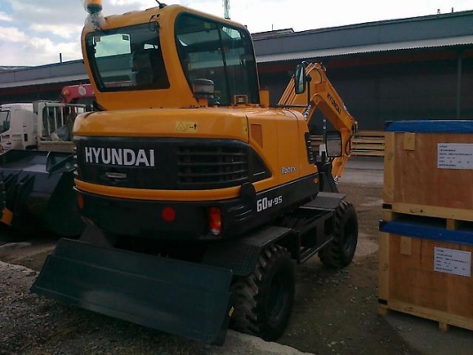 รถขุดล้อยาง ขนาด 5.5 ตัน Hyundai R 60W-9S