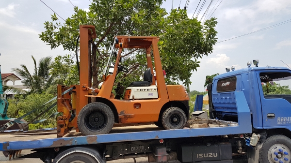 ขายด่วนยกดูจริงรถยกTOYOTA 3FG25ยก2.5ตันงากะดกเสาสูง3.50เมตรเคื่องโต้ต้า4สูบเบนซินติดแก็สได้ยางหน้าคู้รถนอกเพิ่งนำเข้ามายังไม่เคยใช้งานในเมืองไทยเลย