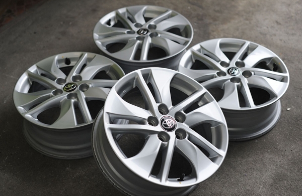 ล้อป้ายแดง ใส่ Altis Prius Wish Sienta