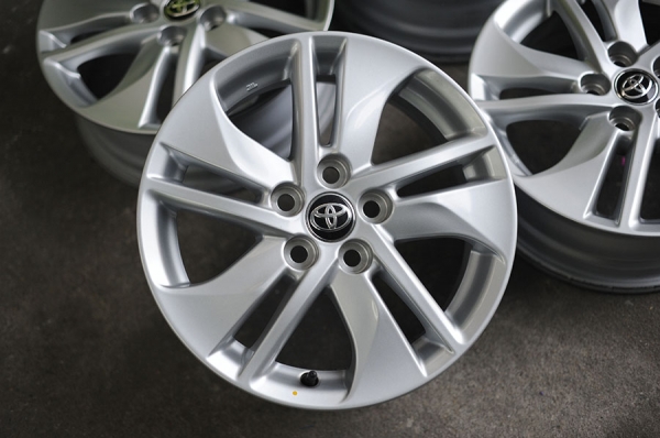 ล้อป้ายแดง ใส่ Altis Prius Wish Sienta