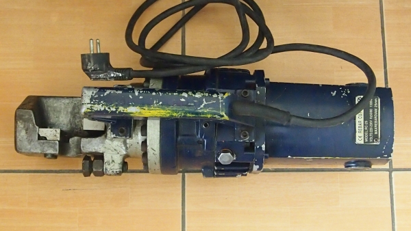 เครื่องตัดเหล็กเส้นไฟฟ้ามือถือ