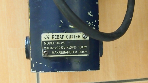 เครื่องตัดเหล็กเส้นไฟฟ้ามือถือ