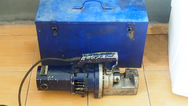 เครื่องตัดเหล็กเส้นไฟฟ้ามือถือ