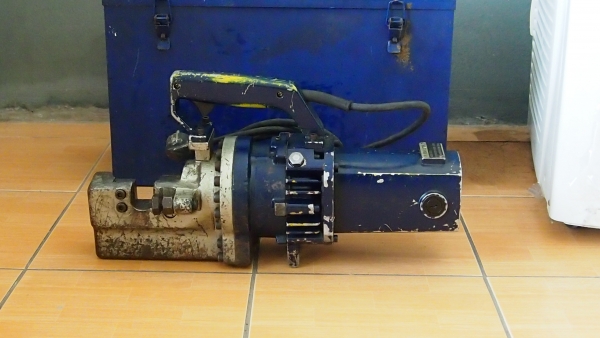 เครื่องตัดเหล็กเส้นไฟฟ้ามือถือ