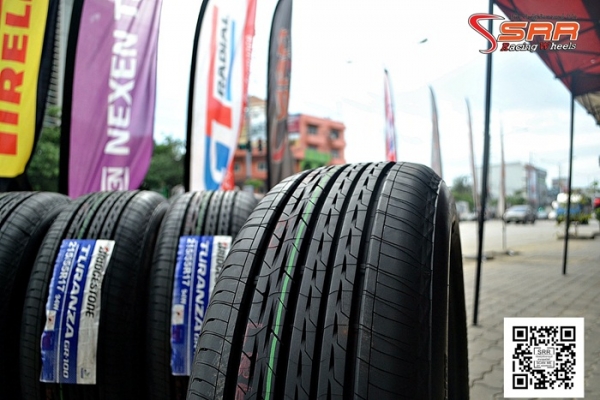 BRIDGESTONE GR100 215/55R17 ปี17 เส้นละ 5,500 บาท BRIDGESTONE GR100 215/55R17 ปี17 เส้นละ 5,500 บาท