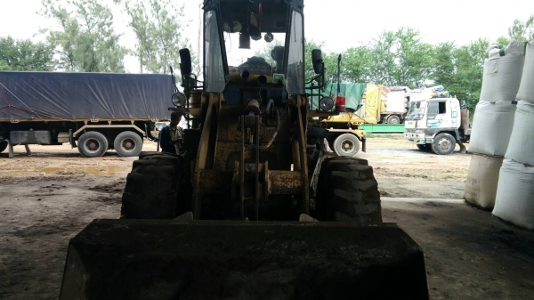 รถตักล้อยางKOMATSU WA100-1  เอกสารอินวอย อยู่ภาคกลาง 380,000บ. สนใจ 0835601591 หรือ 0903494058