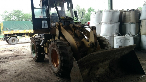 รถตักล้อยางKOMATSU WA100-1  เอกสารอินวอย อยู่ภาคกลาง 380,000บ. สนใจ 0835601591 หรือ 0903494058