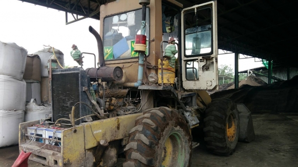 รถตักล้อยางKOMATSU WA100-1  เอกสารอินวอย อยู่ภาคกลาง 380,000บ. สนใจ 0835601591 หรือ 0903494058