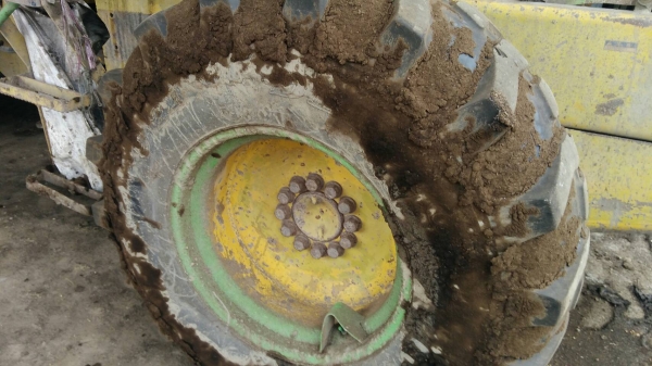 รถตักล้อยางKOMATSU WA100-1  เอกสารอินวอย อยู่ภาคกลาง 380,000บ. สนใจ 0835601591 หรือ 0903494058