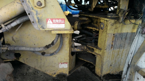 รถตักล้อยางKOMATSU WA100-1  เอกสารอินวอย อยู่ภาคกลาง 380,000บ. สนใจ 0835601591 หรือ 0903494058