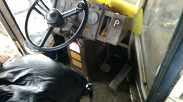 รถตักล้อยางKOMATSU WA100-1  เอกสารอินวอย อยู่ภาคกลาง 380,000บ. สนใจ 0835601591 หรือ 0903494058