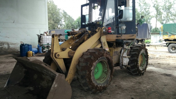 รถตักล้อยางKOMATSU WA100-1  เอกสารอินวอย อยู่ภาคกลาง 380,000บ. สนใจ 0835601591 หรือ 0903494058
