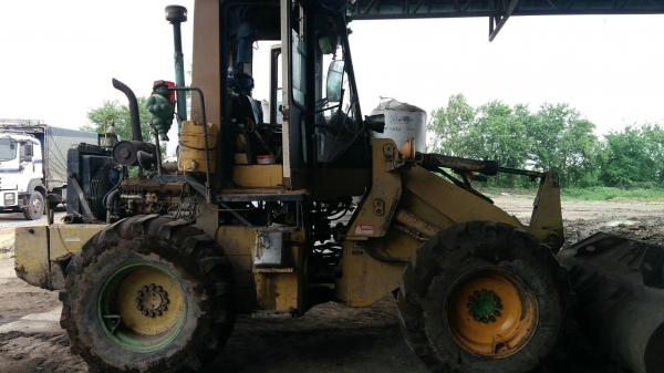 รถตักล้อยางKOMATSU WA100-1  เอกสารอินวอย อยู่ภาคกลาง 380,000บ. สนใจ 0835601591 หรือ 0903494058