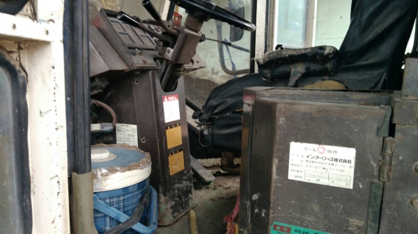 รถตักล้อยางKOMATSU WA100-1  เอกสารอินวอย อยู่ภาคกลาง 380,000บ. สนใจ 0835601591 หรือ 0903494058