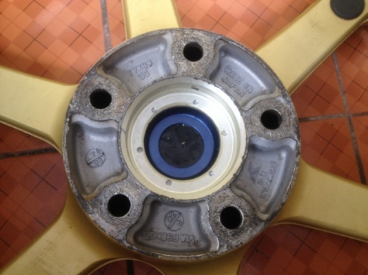 ล้อเเท้ AVS MODEL 6 17กว้าง8อ๊อฟ35 5รู114สีเดิมๆเก่าญี่ปุ่นสภาพตามรูปครับ