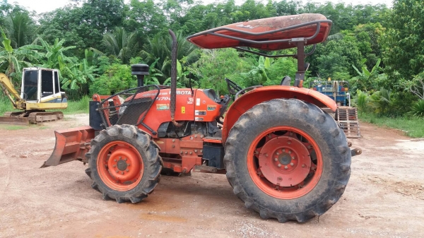 ขาย KUBOTA M7040 ดันหน้า ผาน7 สภาพพร้อมใช้งาน สภาพเดิมๆสวยๆ 3,505ชม. ขาย KUBOTA M7040 ดันหน้า ผาน7 สภาพพร้อมใช้งาน สภาพเดิมๆสวยๆ 3,505ชม.
