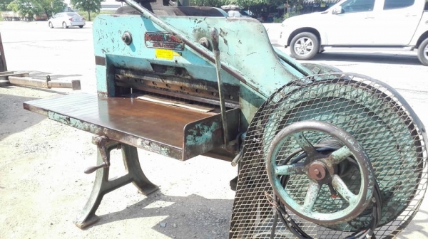 เครื่องตัดกระดาษระบบเดินเฟือง KWANG LONG หน้าตัด 3 ฟุต 90 cm ไฟ 380V เครื่องรุ่นหนักโครงสร้างหนามีดคมๆพร้อมใช้ เครื่องตัดกระดาษระบบเดินเฟือง KWANG LONG หน้าตัด 3 ฟุต 90 cm ไฟ 380V เครื่องรุ่นหนักโครงสร้างหนามีดคมๆพร้อมใช้