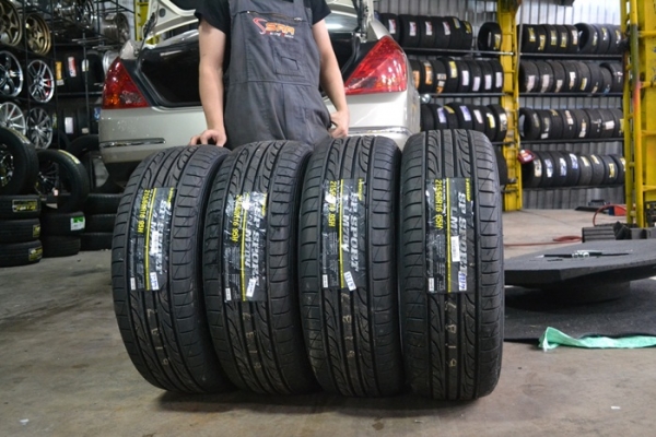 DUNLOP LM704 215/60R16 ปี17 เส้นละ 2,900 บาท
