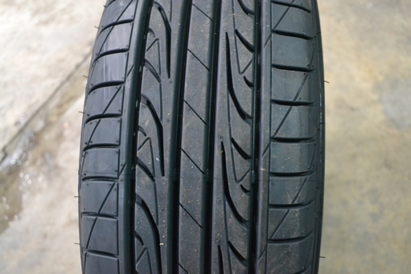 DUNLOP LM704 215/60R16 ปี17 เส้นละ 2,900 บาท DUNLOP LM704 215/60R16 ปี17 เส้นละ 2,900 บาท
