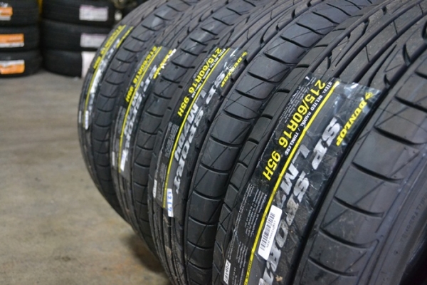 DUNLOP LM704 215/60R16 ปี17 เส้นละ 2,900 บาท DUNLOP LM704 215/60R16 ปี17 เส้นละ 2,900 บาท