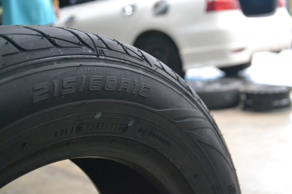 DUNLOP LM704 215/60R16 ปี17 เส้นละ 2,900 บาท DUNLOP LM704 215/60R16 ปี17 เส้นละ 2,900 บาท