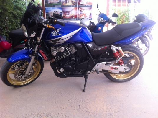 cb400 รถปี. 2003 เครื่อง เทค 2. รถสวยมากๆๆเครื่องดีมาก. ของแต่งตามรูป. คับ.0878552944  อินเวอร์   กรรมสามิต แท้.