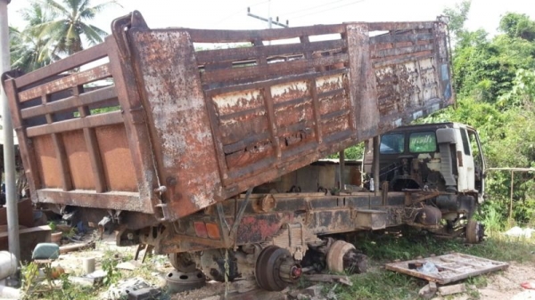 รถอิซูซุ 10  ล้อดั๊ม 210 แรงม้า ( ขายตามสภาพ )  สนใจติดต่อ 081 - 6079515