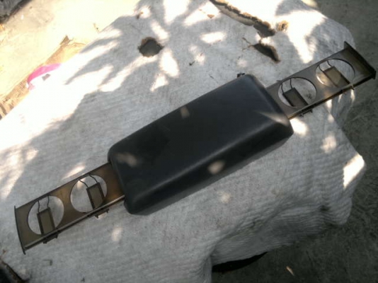 --- ขาย --- ที่ท้าวแขนมีที่ว่างแก้ว 4 ใบ ของ VOLVO 850