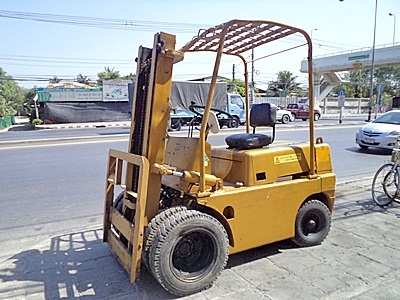 ขายรถยกมิตซูบิชิ 2 ตัน เครื่องดีเซล เกียร์ออโต้ ล้อหน้าคุ่  เสาสูง 3 เมตร    สีเดิมจากนอก นำเข้าจากญี่ปุ่น ใช้งานได้ทันที