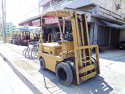 ขายรถยกมิตซูบิชิ 2 ตัน เครื่องดีเซล เกียร์ออโต้ ล้อหน้าคุ่  เสาสูง 3 เมตร    สีเดิมจากนอก นำเข้าจากญี่ปุ่น ใช้งานได้ทันที