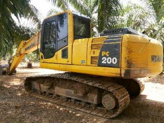 รถแบคโฮ KOMATSU 200 - 8  รถทำงาน 5000 กว่า ซม.  สนใจติดต่อ 081 - 6079515