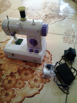 จักรเย้บผ้าขนาดเล็ก พกพาได้ สภาพใหม่ ใช้งานน้อย ราคาถูก
