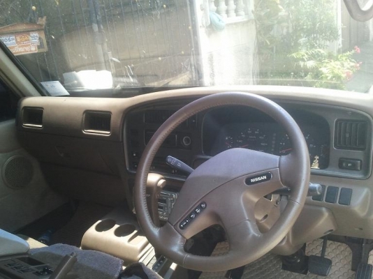 รถตู้ Nissan สีทอง เกียร์ออโต้ ภายในสวย เบาะกำมะหยี่ แอร์เย็นฉ่ำ ^_^ มีทะเบียนค่ะ