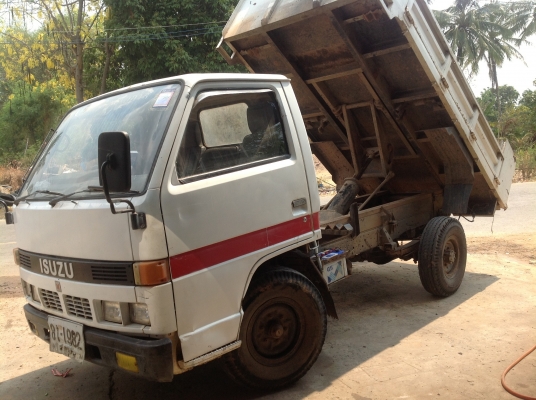 ขาย 4 ล้อดั้ม ISUZU. NKR. 88 สภาพดี พร้อมใช้ ภาษีเต็มเล่มพร้อมโอน