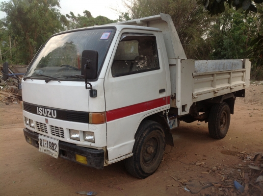 ขาย 4 ล้อดั้ม ISUZU. NKR. 88 สภาพดี พร้อมใช้ ภาษีเต็มเล่มพร้อมโอน