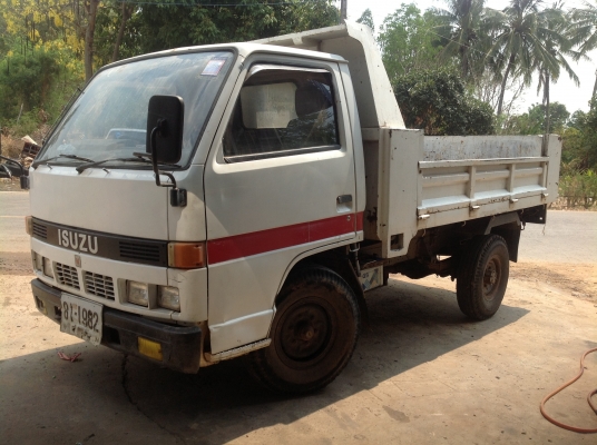 ขาย 4 ล้อดั้ม ISUZU. NKR. 88 สภาพดี พร้อมใช้ ภาษีเต็มเล่มพร้อมโอน