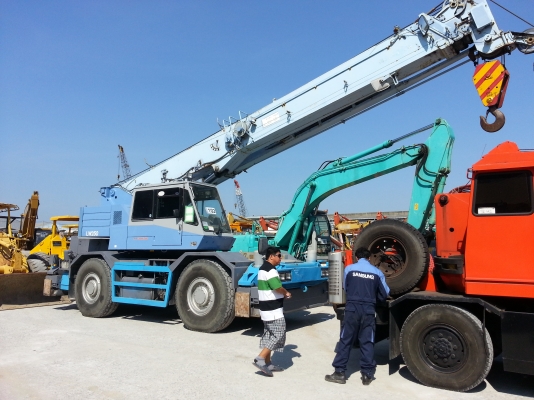 ขายรถเครน "KOMATSU  LW250-3 " ของเก่าจากญี่ปุ่นสภาพรถ 95\% เอกสารอินวอย