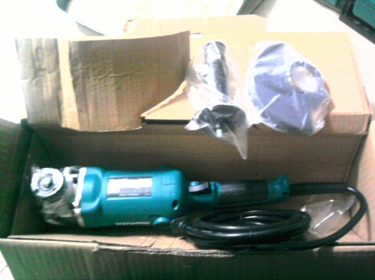 เครื่องเจียรไฟฟ้า 5 นิ้ว 1050 วัตต์ Makita รุ่น GA5010