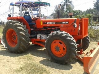 Kubota 4 WD รุ่น 8310  พร้อมใช้ มีเล่มทะเบียน พร้อมโอน