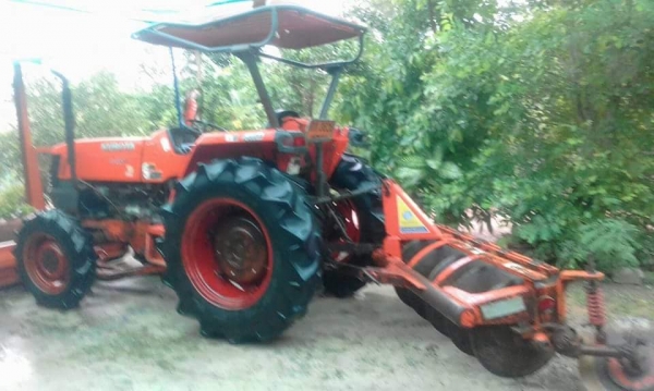 ขายรถไถ L4508 ปี52 อุปกรณ์ครบ ดันหน้า ผานหลัง โรตารี่ สภาพพร้อมใช้งาน ราคา230,000 สนใจโทร 090-8588220คุณนะ 093-3258446คุณบิว เว็บไซต์ส่วนตัว www.narong2truck.com www.truck.in.th/498 ID: narong498 ID: 09332584461 เพจ Facebook ณรงค์ ซื้อขายรถมือสอง กลุ่ม Fa