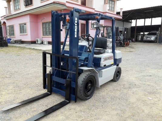 ขายรถยก KOMATSU  FG20-11 เครื่องเบนซิน ยางตันหน้าหลัง มีอิ้ง เสาสูง 3 เมตร ยกได้ 2 ตัน  ติดต่อ 098-7962549