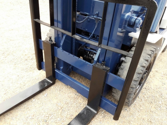 ขายรถยก KOMATSU  FG20-11 เครื่องเบนซิน ยางตันหน้าหลัง มีอิ้ง เสาสูง 3 เมตร ยกได้ 2 ตัน  ติดต่อ 098-7962549